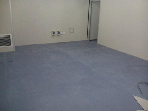 PVC塑膠地板應用與批發(fā)指南 達縣、涪城地膠及機房防滑地膠解析